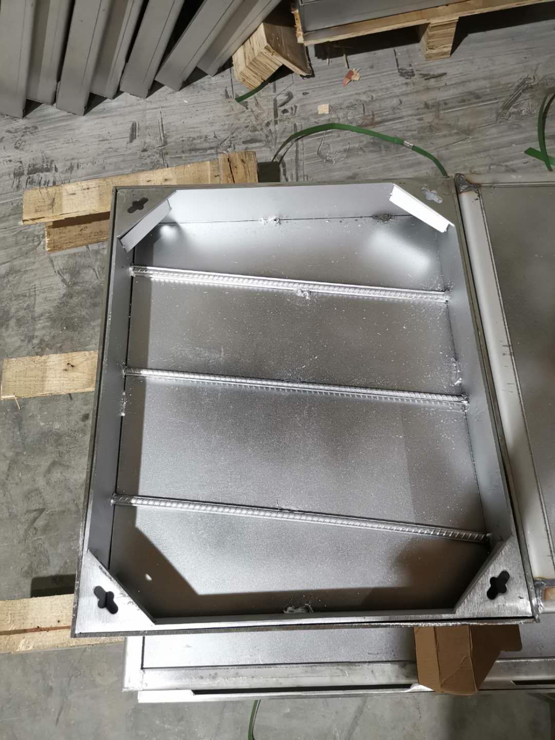 不銹鋼邊框單框井蓋.jpg 不銹鋼邊框單框井蓋.jpg