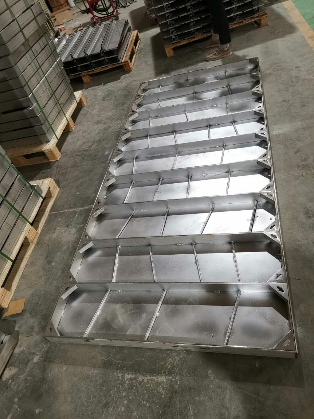 不銹鋼邊框多開井蓋.jpg 不銹鋼邊框多開井蓋.jpg